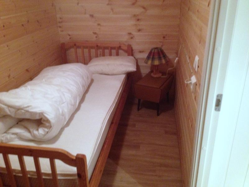 Lite soverom med enkeltseng og panel